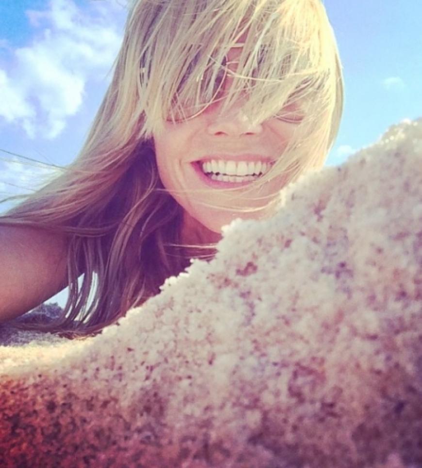Heidi Klum genießt das schöne Wetter am Strand und zeigt dabei mal wieder, dass sie noch immer eine tolle Figur hat