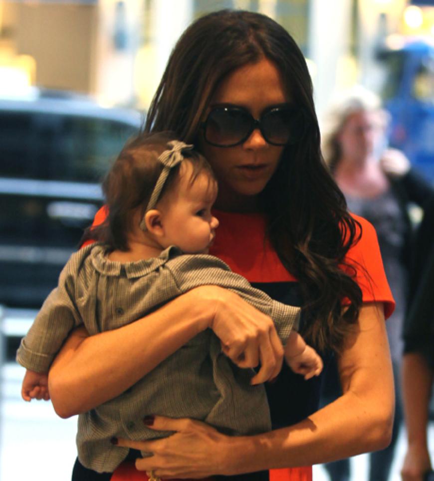 Stylisches Duo: Mit Mama Victoria Beckham shoppt die Kleine schon in den angesagtesten Designer-Boutiquen der Welt