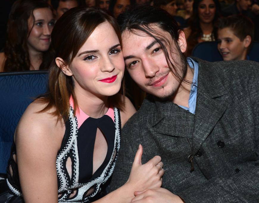 Emma Watson kuschelte mit Schauspieler Ezra Miller in der ersten Reihe