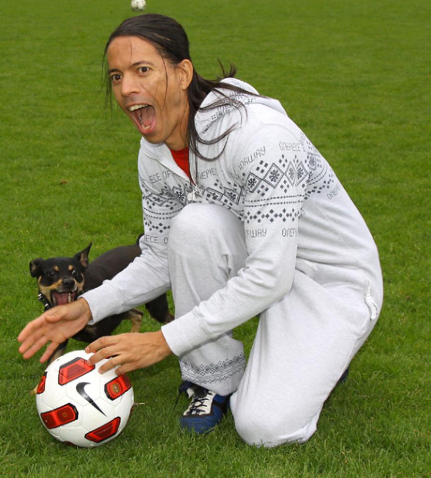 Wer gewinnt wohl den Kampf um den Ball? Jorge oder Hund?