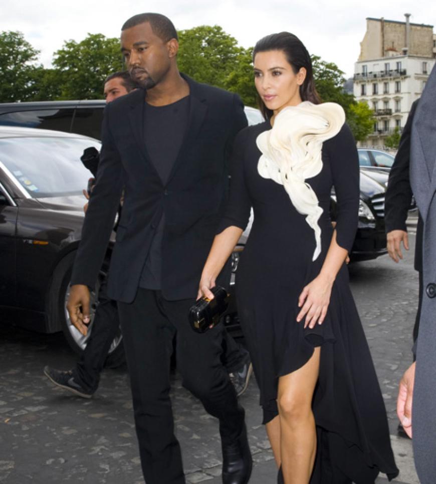 It-Girl Kim und Lover Kanye West sind ein hübsches Paar. Doch was trägt die 31-Jährige da bloß auf ihrer Schulter?´
