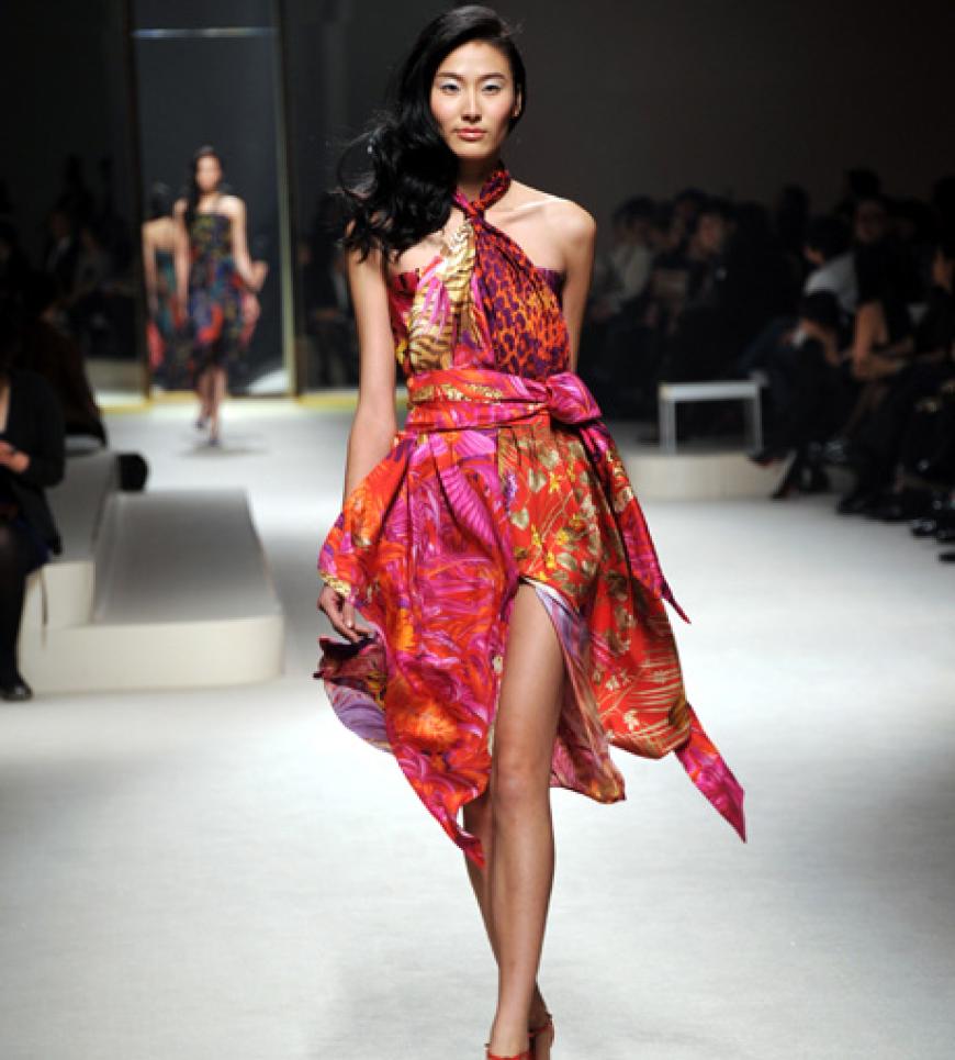 Warum in die Ferne schweifen, wenn das Gute liegt so nah. Diesen Satz nehmen sich Fashionistas jetzt zu Herzen und holen sich mit exotischen Prints das Paradies ganz einfach nach Hause. Knallige Farben und freche Muster sorgten auch auf dem Catwalk von Salvatore Ferragamo für Sommerfeeling.
