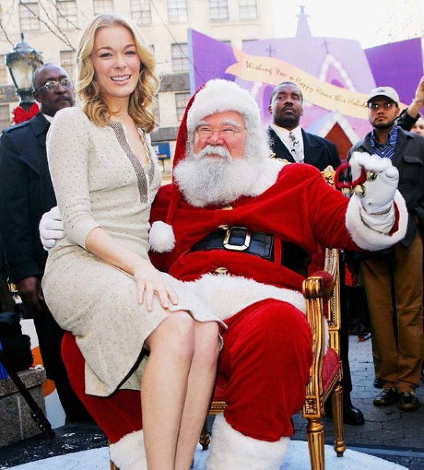 Sängerin LeAnn Rimes gibt bei Santa Claus ihre Wunschliste auf. Was da wohl draufsteht?