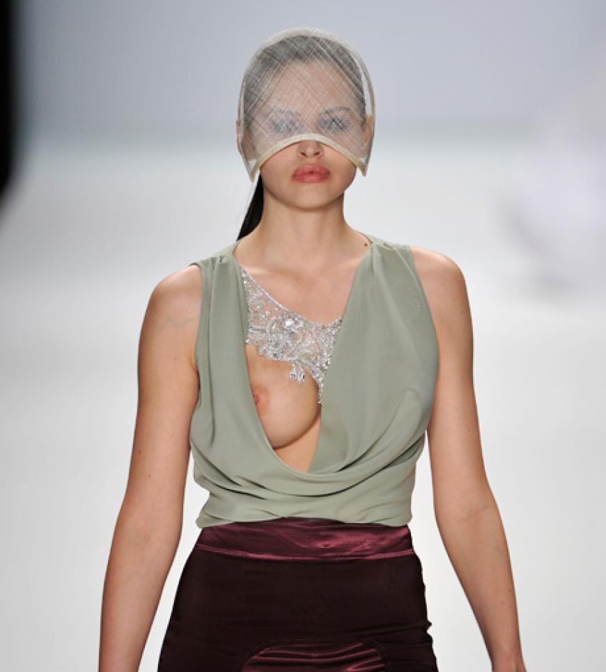 Aber was für ein Busenblitzer! Hana Nitsche passierte beim Modeln ein kleines Ungeschick...