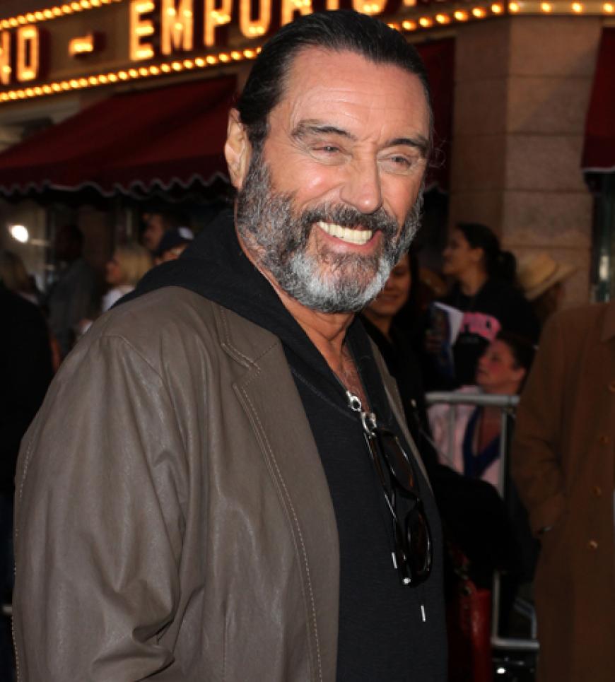 Ian McShane spielt in