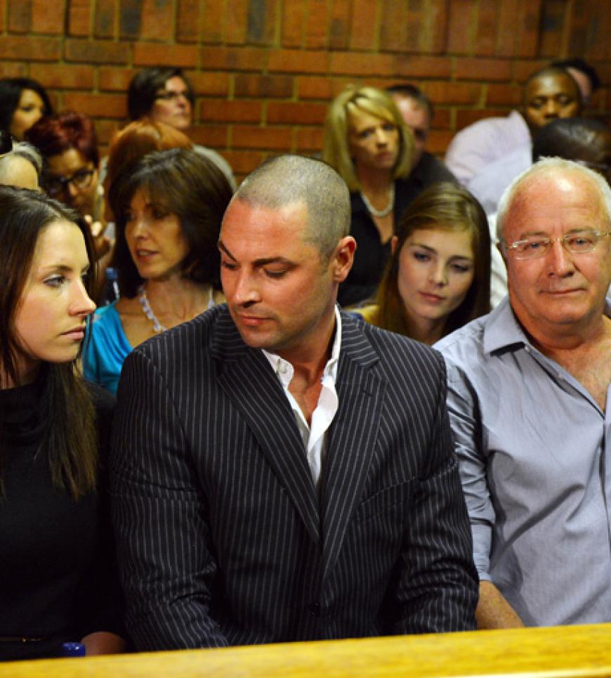 Die Familie des Südafrikaners unterstützt ihn bei den Verhandlungen: seine Schwester Aimee, sein Bruder Carl und sein Vater Henke Pistorius (v.l.)