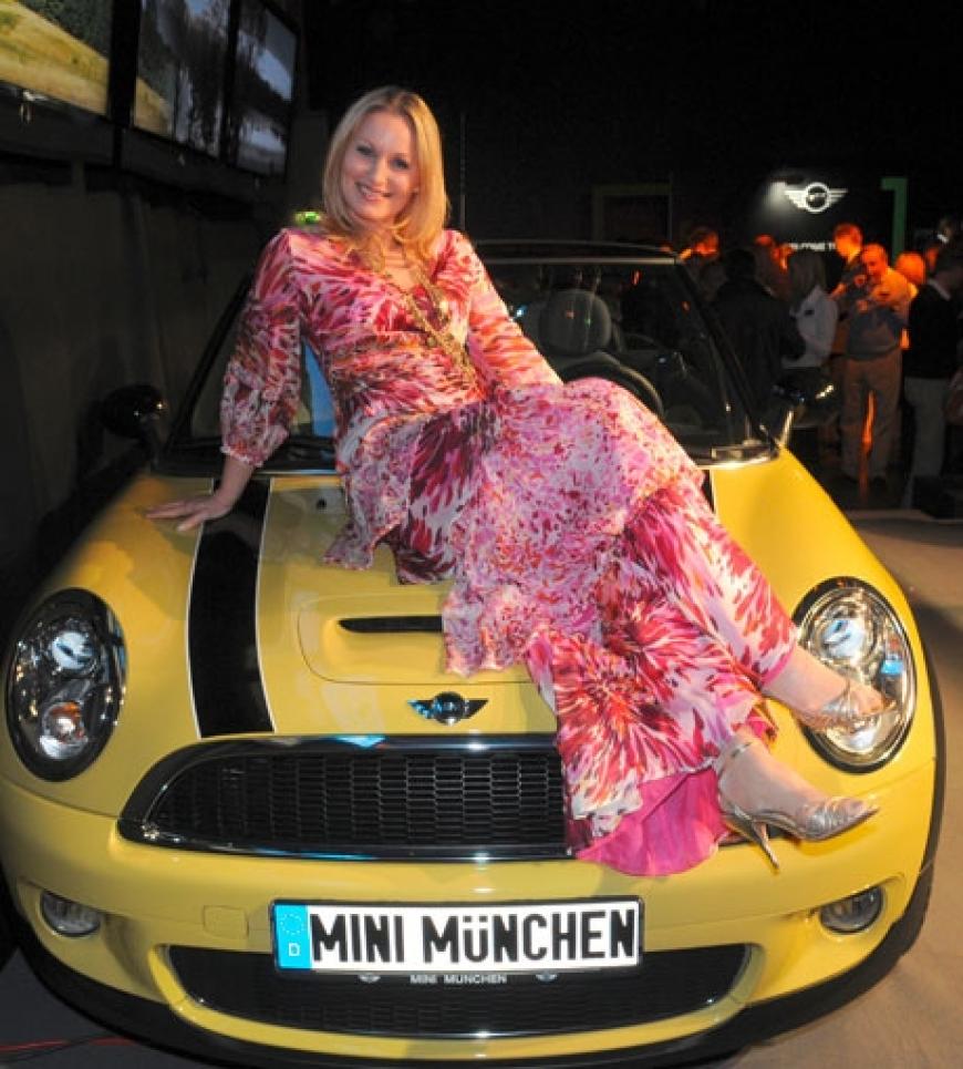 TV-Moderatorin Eva Grünbauer macht sich gut auf der Motorhaube des neuen Mini