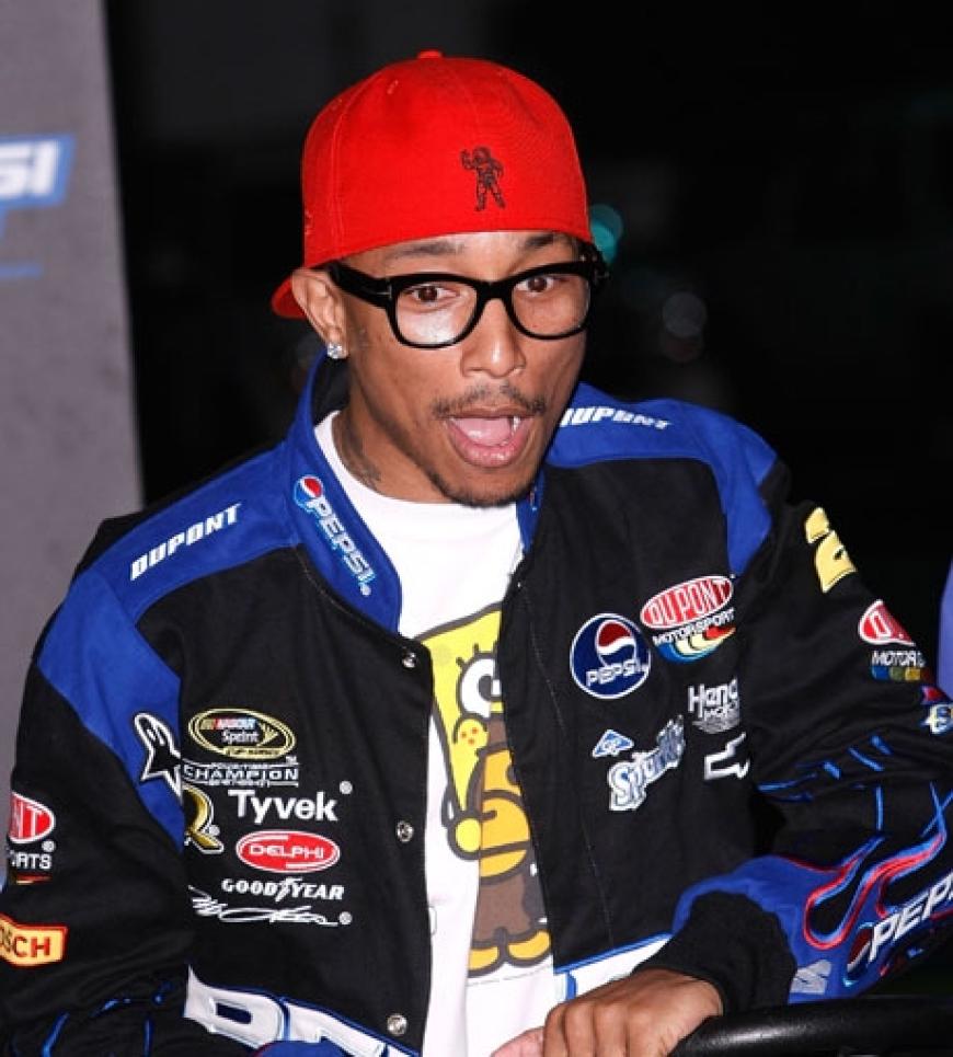 Pharrell Williams macht seine Brille zu einem Modeaccessoire