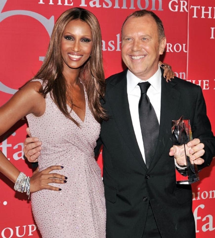 Grund zum feiern hatte Designer Michael Kors. Er wurde mit einem Preis ausgezeichnet. Model Iman gratuliert