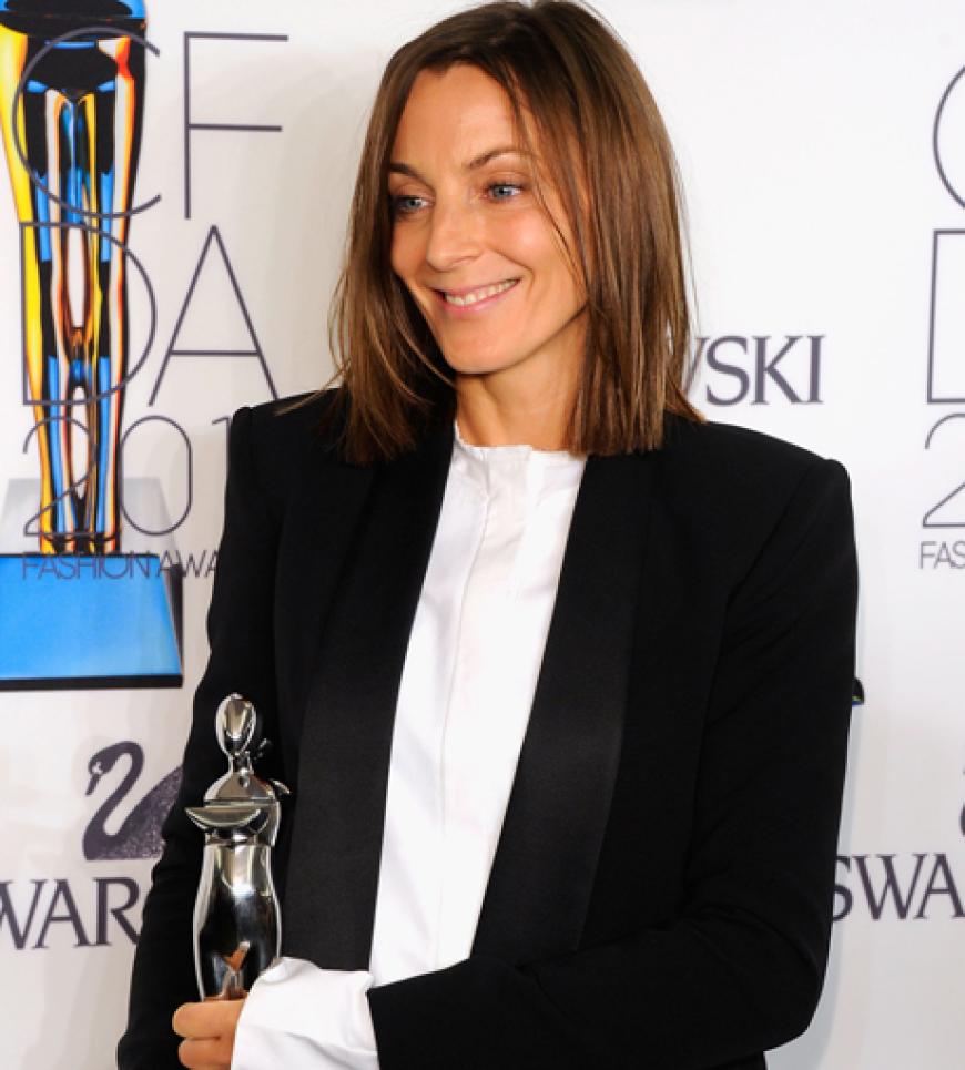 Phoebe Philo hält ihren International Award ganz fest