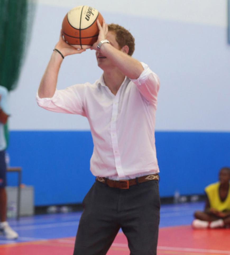 Für Prinz Harry gabs Körbe - er versuchte sich im Basketball