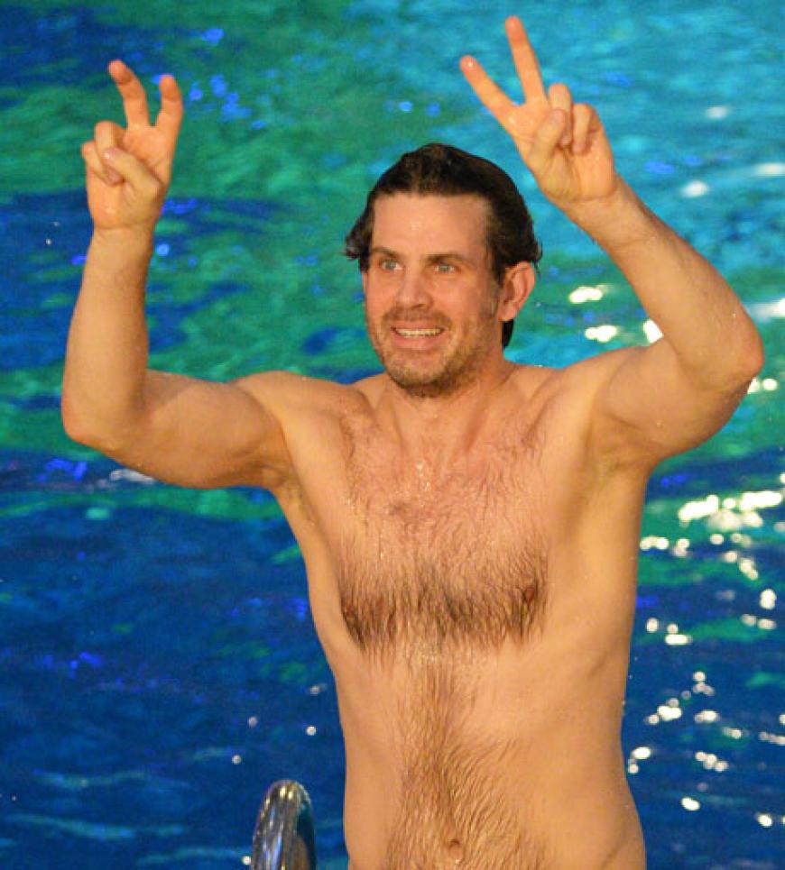 Steffen Groth feiert seinen doppelten Sieg beim TV Total Turmspringen