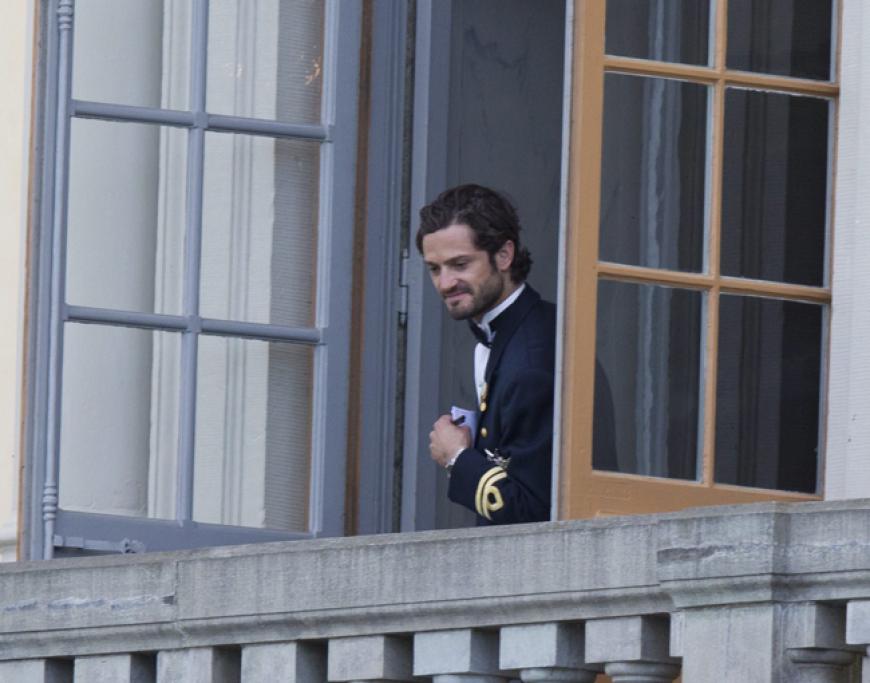 Hallöchen, welcher Prinz guckt denn da vom Balkon? Es ist Carl Philip von Schweden - das einzige Kind des schwedischen Königspaares, das noch nicht geheiratet hat.
