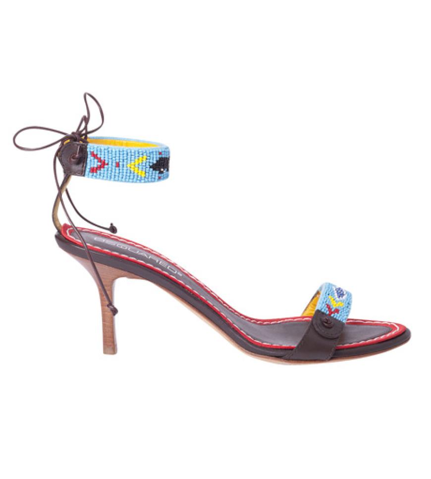 09. Juli 2012: Fesselriemchen-Sandalen im angesagten Ethno-Look mit aufwändiger Perlen-Applikation und Holzabsatz von Dsquared über ebay.de/outlet, ca. 170 Euro