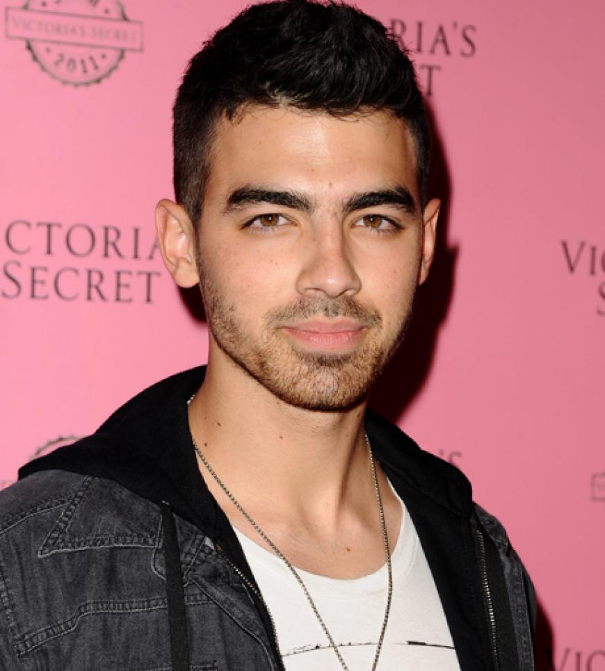 Ob Joe Jonas bei so viel sexy Girl-Power einen kühlen Kopf bewahren konnte?