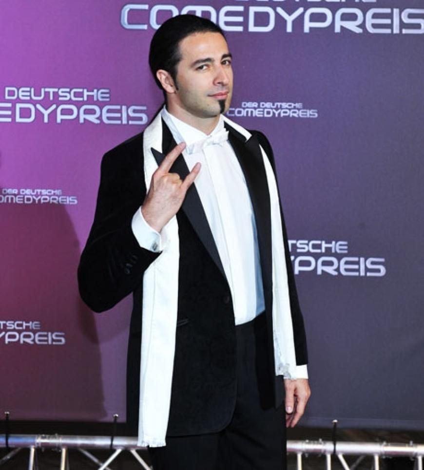 Der deutsch-türkische Comedian Buelent Ceylan hat sich für diesen Abend feier herausgeputzt