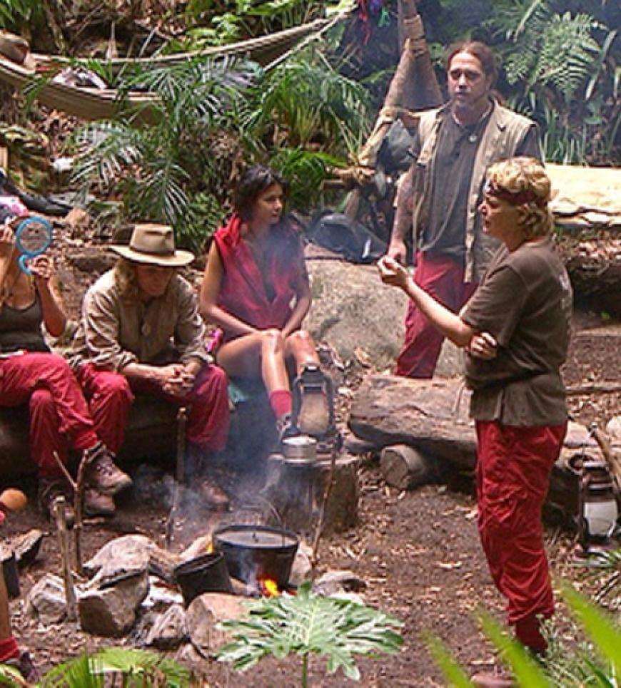 Am 8. Tag wirft der erste Kandidat freiwillig das Handtuch: Martin Kesici beendet das Projekt Dschungelcamp. Er fühlt sich im Camp eingesperrt und möchte wieder frei sein