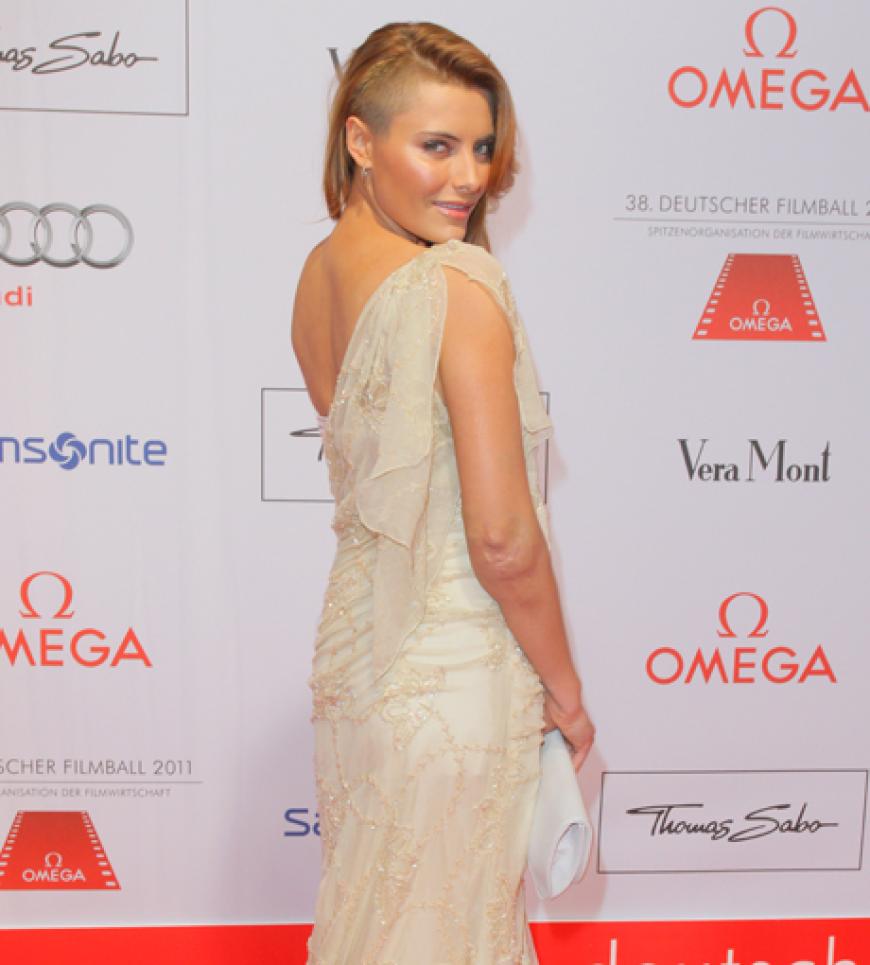 Sophia Thomalla mag es nicht nur auf dem Kopf luftig
