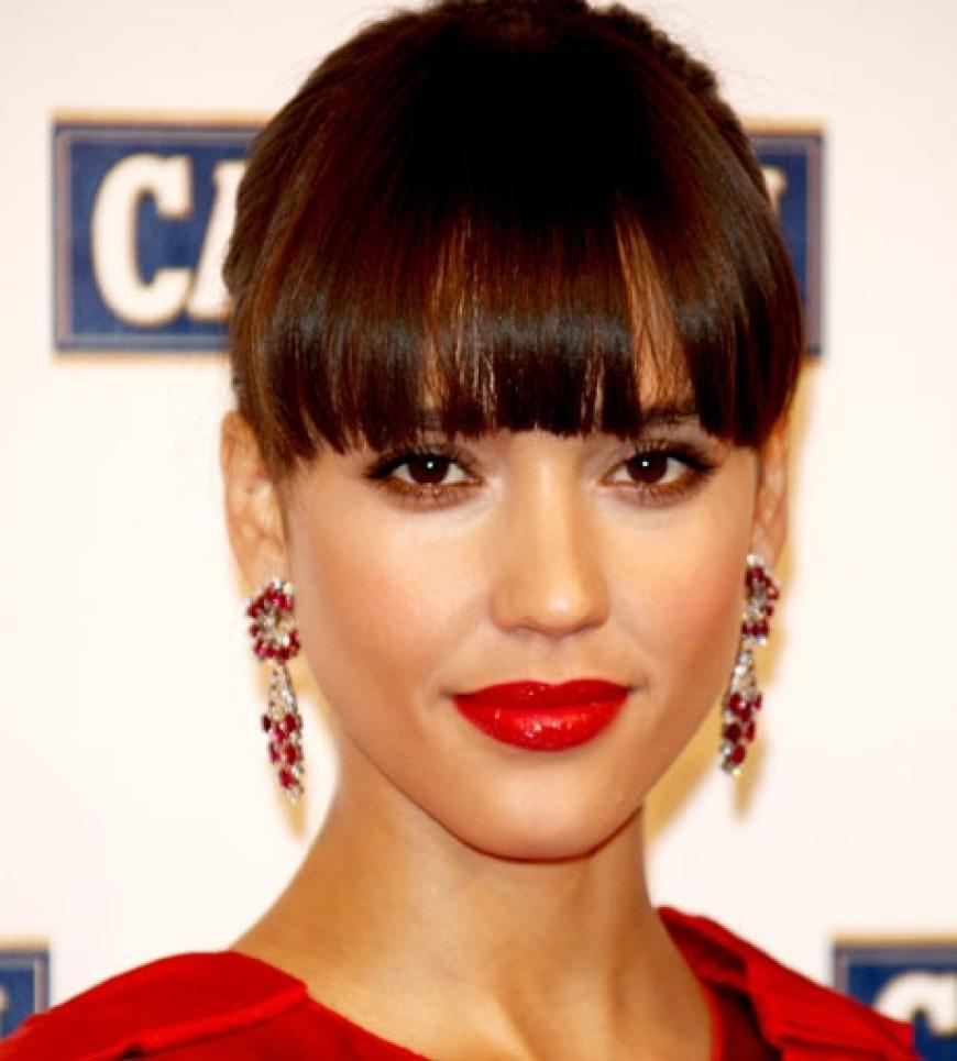 Bei einem leicht olivfarbenen Hautton wie bei Jessica Alba und braunen Augen sind satte und leuchtend-dunkle Lippenstifte in Karmin- oder Ziegelrot ideal