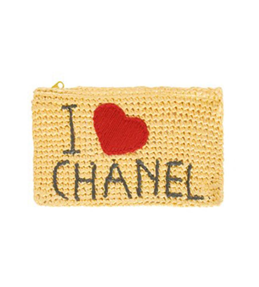 6. Oktober 2012: We Love Chanel! Und damit es auch jeder weiß, steht ganz groß auf der Mua Mua Dolls´ Clutch aus Bast. Zu bestellen über verypoolish.com, ca. 40 Euro