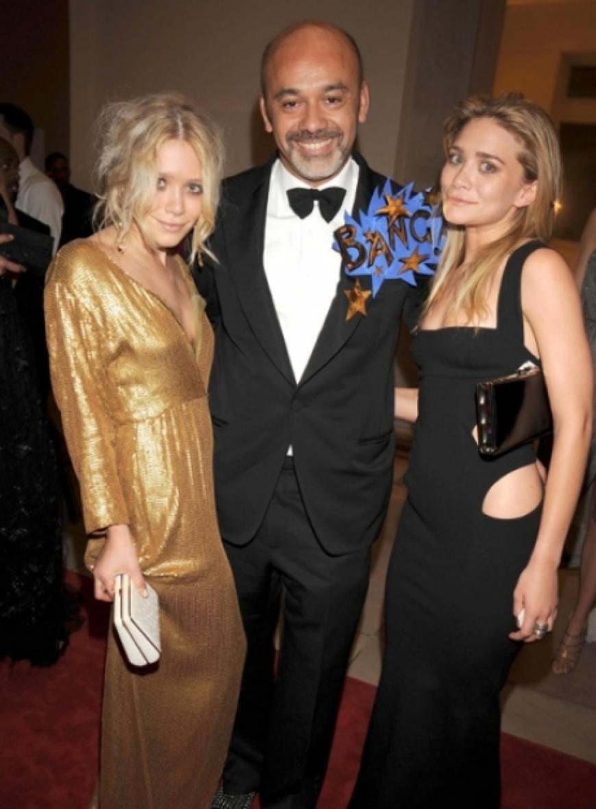 Ashley (rechts) und Mary-Kate Olsen (beide in Diane von Fürstenberg) mit Schuhdesigner Christian Louboutin