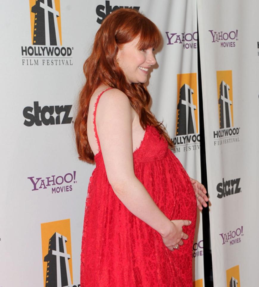 Höchstschwanger in einer eleganten roten Robe: Bryce Dallas Howard