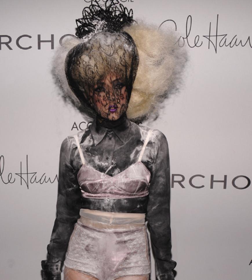 Im November 2009 erscheint GaGa zu den ACE Awards in dieser Kreation