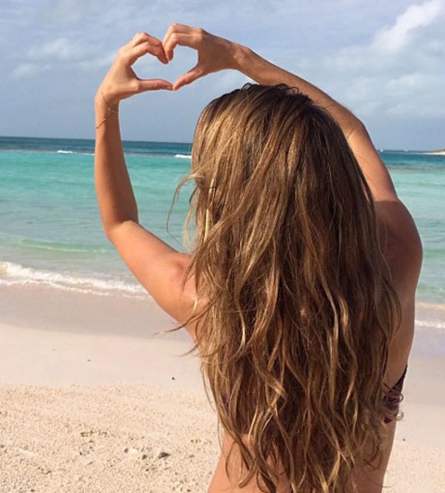 Vor traumhafter Kulisse schickt uns Topmodel Gisele Bundchen Urlaubsgrüße