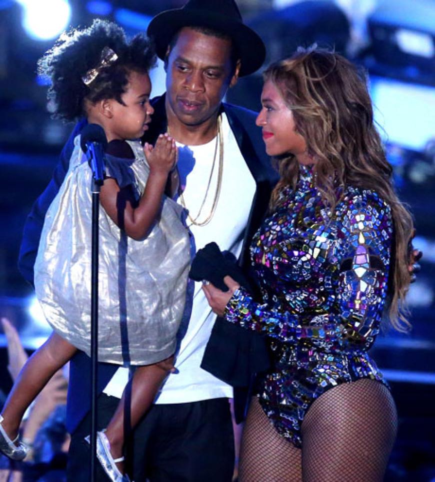 Rührender Moment: Jay Z überraschte Beyoncé mit Töchterchen Blue Ivy auf der Bühne und überreichte ihr den