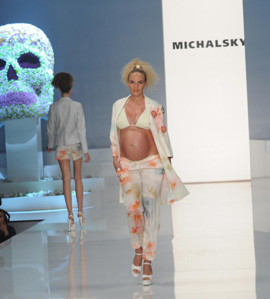 Das Highlight bei der Michalsky-Show am Freitag: Das hochschwangere Model Patricia Kaiser schreitet über den Catwalk