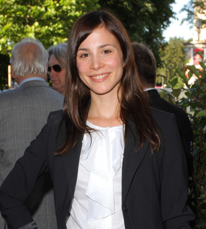 Und was trug Aylin Tezel beim Empfang der Bavaria Filmgesellschaft: Schwarz-Weiß