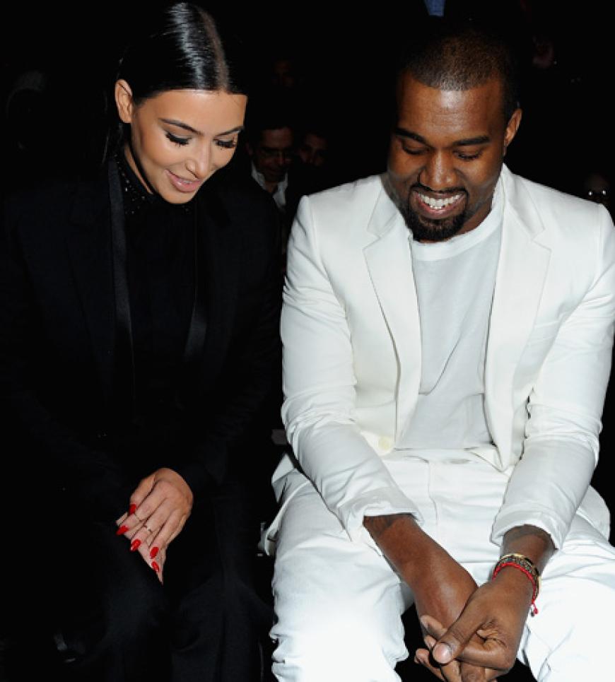 Black and White: die werdenden Eltern Kim Kardashian und Kanye West sorgten selbst für ein Fashion-Hingucker in ihren abgestimmten Outfits. Bei der Show von Givenchy scheint sie das selbst zu amüsieren
