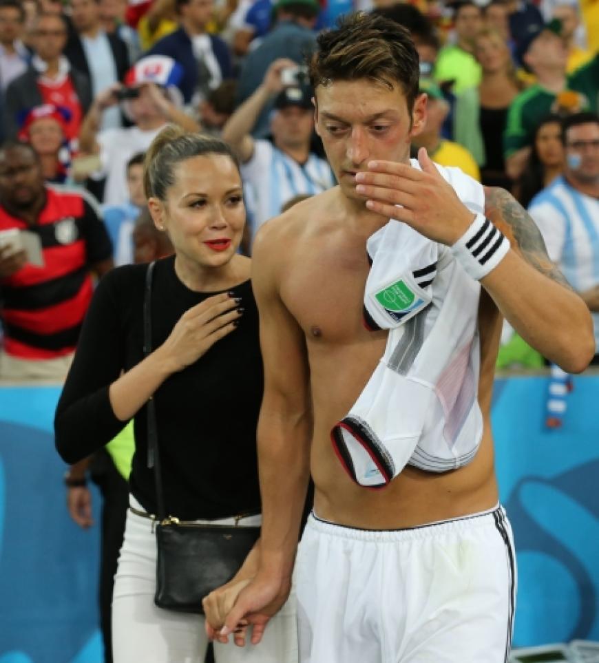 Mesut und Mandy scheinen immer noch glücklich zu sein