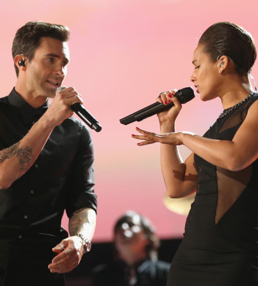 Alicia Keys und Adam Levine von Maroon 5 auf der Bühne