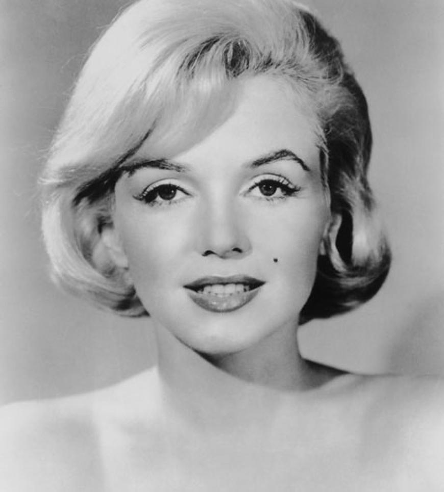 Die schöne Marilyn ist bis heute das Sinnbild der 50er Jahre. Ihre unverkennbaren Markenzeichen sind die platinblonden Haare und ihr Schönheitsfleck über der Oberlippe.