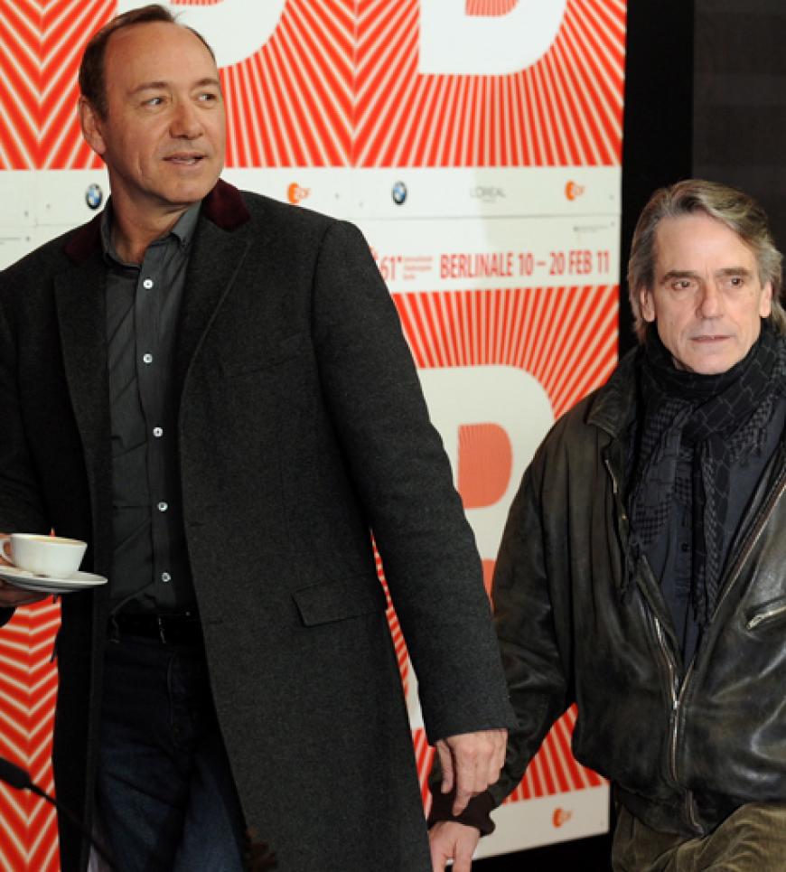 Gut gelaunt (und mit einer Tasse Kaffee) kam er gemeinsam mit Filmkollegen Jeremy Irons zu Photocall