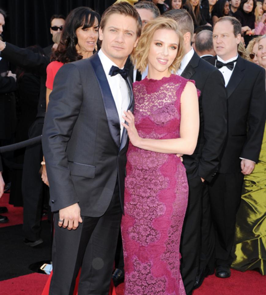 Nur gute Freunde oder geht da was? Jeremy Renner und Scarlett Johansson turtelten verdächtig viel auf dem Roten Teppich