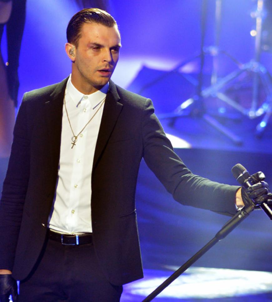Hurts-Frontmann Theo Hutchcraft performte trotz Veilchen auf der Bühne