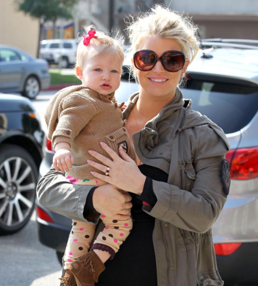 Zum Knuddeln: Jessica Simpsons Töchterchen Maxwell könnte mit Kapuzenpulli, Pünktchen-Leggins und Schleifche nicht niedlicher aussehen. Süß!