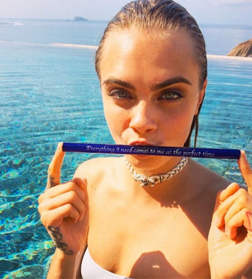 Was für eine Aussicht: Cara Delevingne verbrachte für ein Shooting ein paar Tage auf Bali. Natürlich durfte auch der Spaß nicht zu kurz kommen