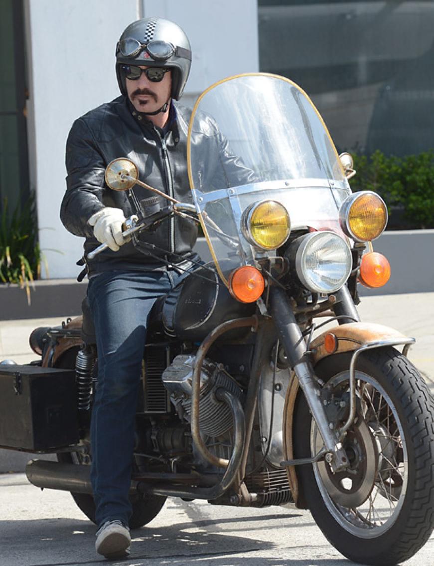 Easy Rider: Welcher Hollywood-Star fährt denn hier so lässig bei strahlendem Sonnenschein?
