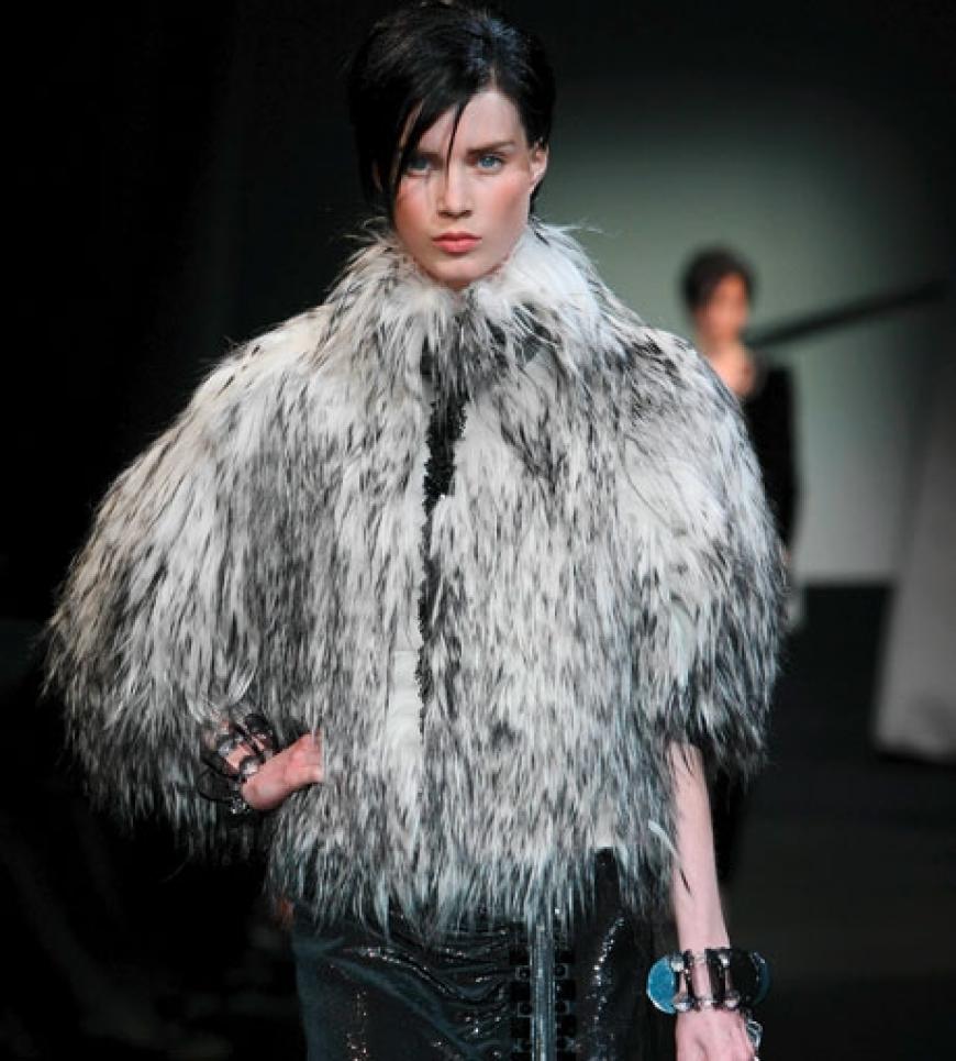 Ungewohnt düster ist die neue Mode von Modedesigner Giorgio Armani