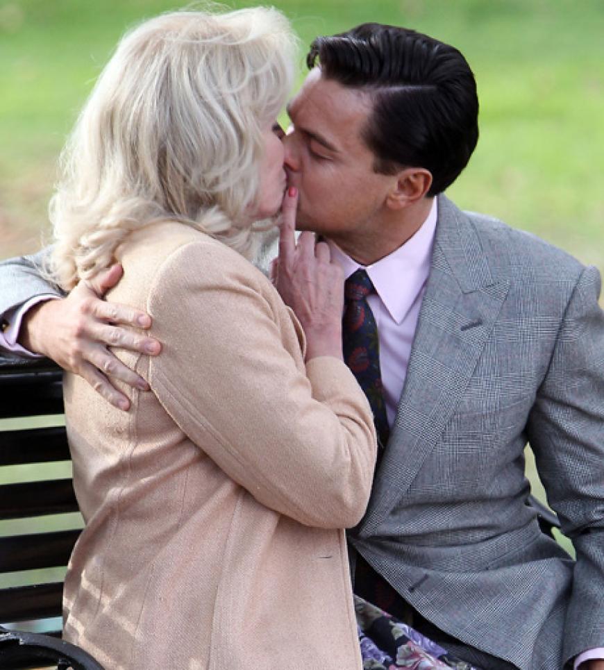 Leonardo DiCaprio knutscht in der Öffentlichkeit! So offenherzig kennen wir den Hollywood-Star sonst gar nicht. Und die ältere Dame könnte seine Mutter sein ...