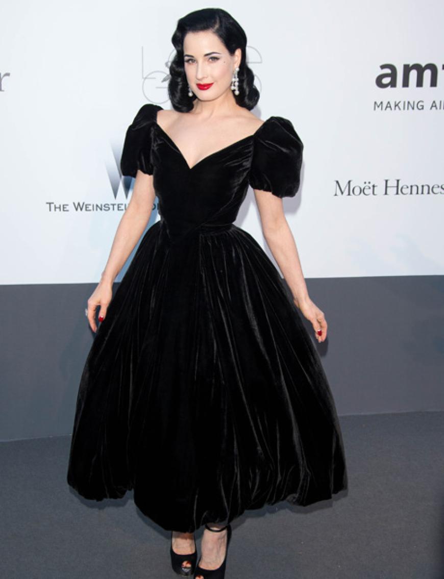 Back to Black: Von Kopf bis Fuß perfekt gestylt. Burlesque-Star Dita Von Teese (in einer Samtrobe von Ulyana Sergeenko)
