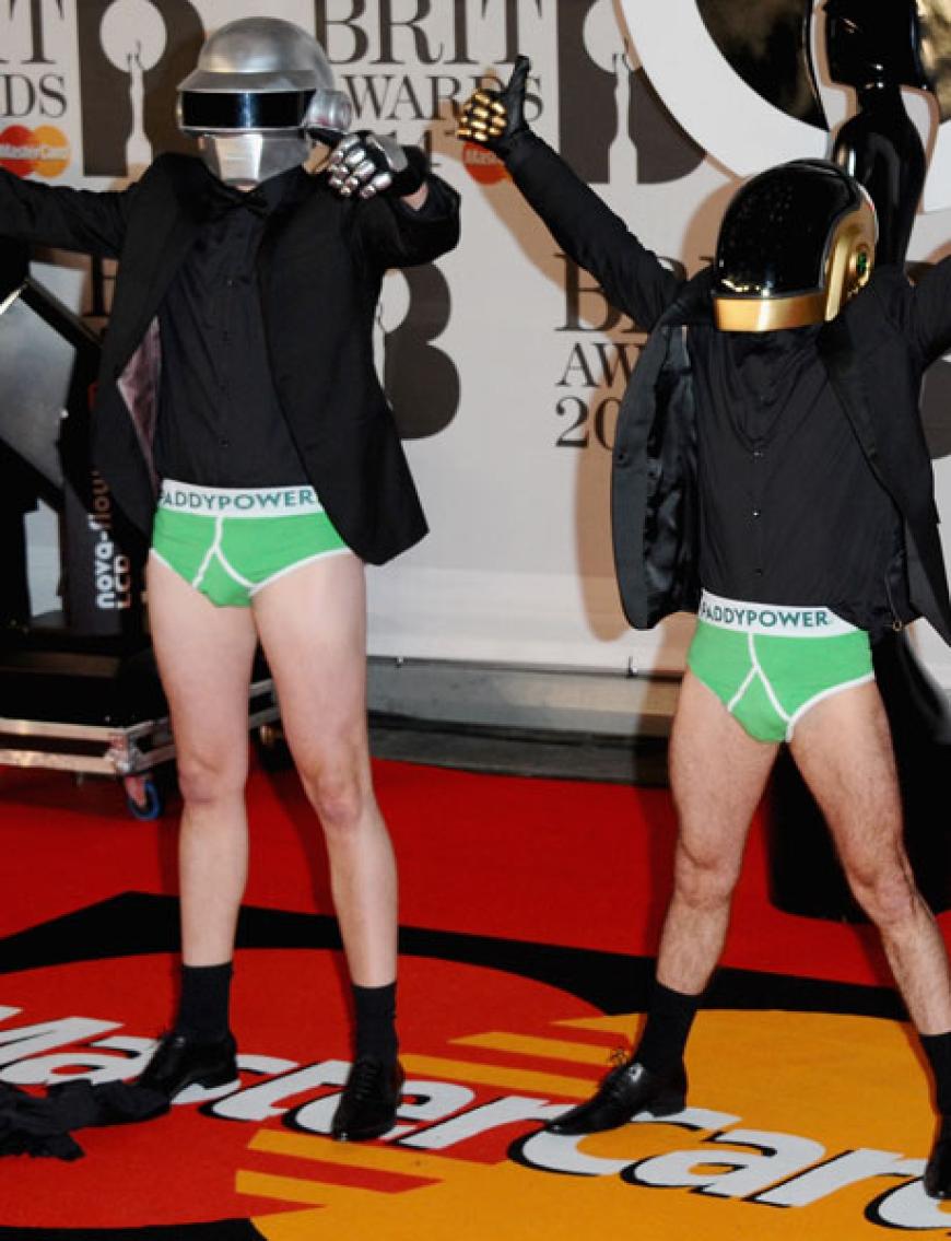 Daft Punk zogen blank - allerdings waren dies nur Doubles. Die Band durfte sich am Ende dennoch freuen. Sie wurden mit dem begehrten Award in der Kategorie