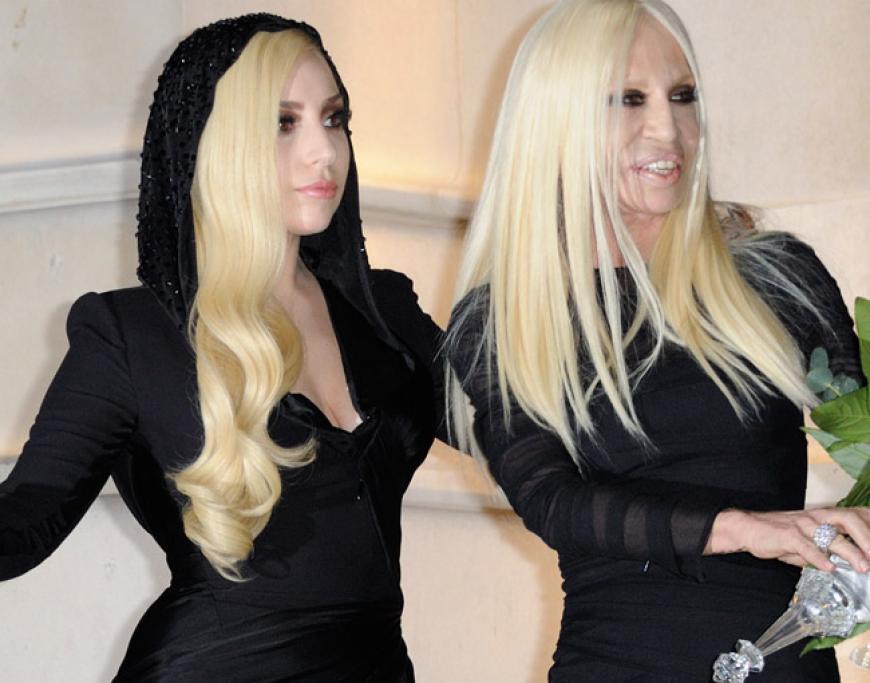 Lady Gaga und Donatella Versace sind nicht nur gute Freundinnen, sie könnten auch Schwestern sein (oder Mutter und Tochter)