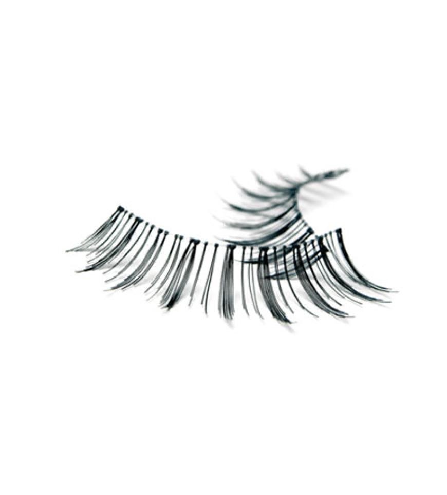 Nicole trägt Fake Lashes. Etwas Kleber auf den Wimpernrand auftragen, kurz antrocknen lassen und dann mit einer Pinzette vorsichtig am eigenen Wimpernkranz anbringen. Mit einem Wattestäbchen festdrücken und trocknen lassen.