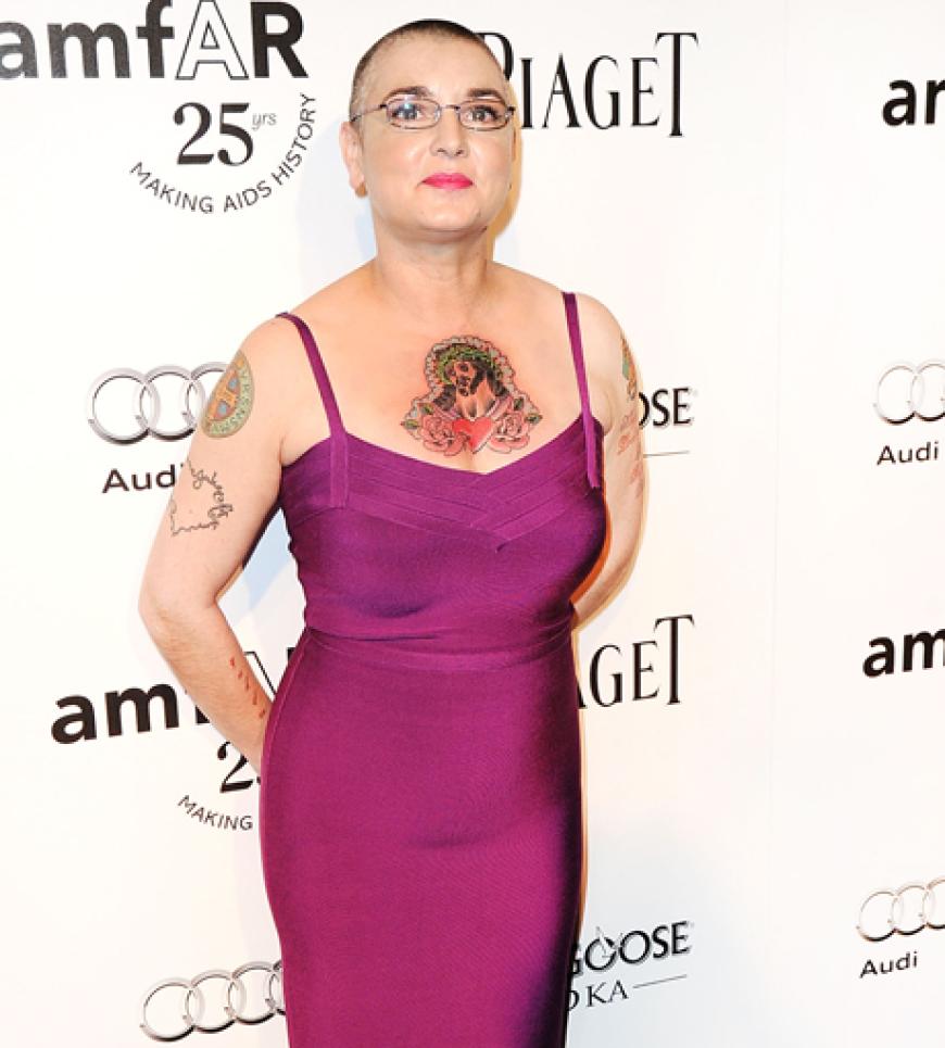 Pretty in Pink? Sängerin und 80er-Ikone Sinead O'Connor machte bei diesem Outfit leider einen Fehlgriff ...