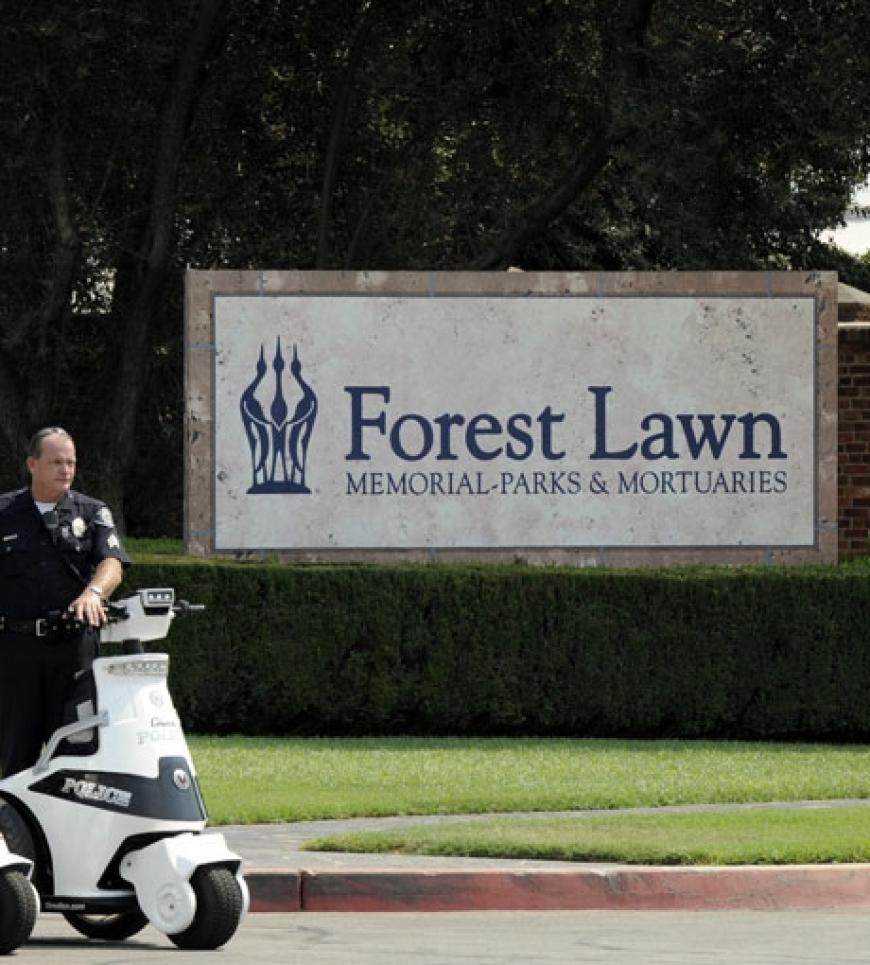 Polizeiüberwacht: auf dem Gelände des Forest Lawn Friedhofes wird Michael Jackson in einer privaten Gruft beerdigt