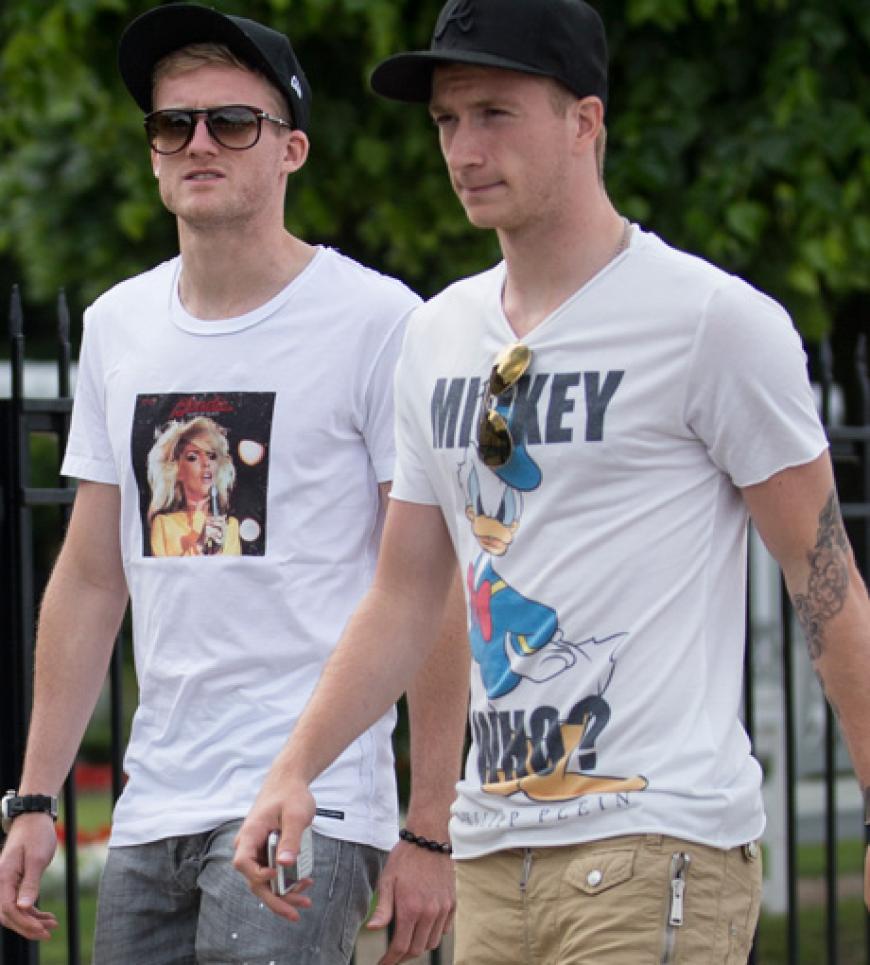 André Schürrle und Marco Reus machen auch abseits des Spielfelds eine gute Figur - und haben offensichtlich beide ein Faible für Print-Shirts